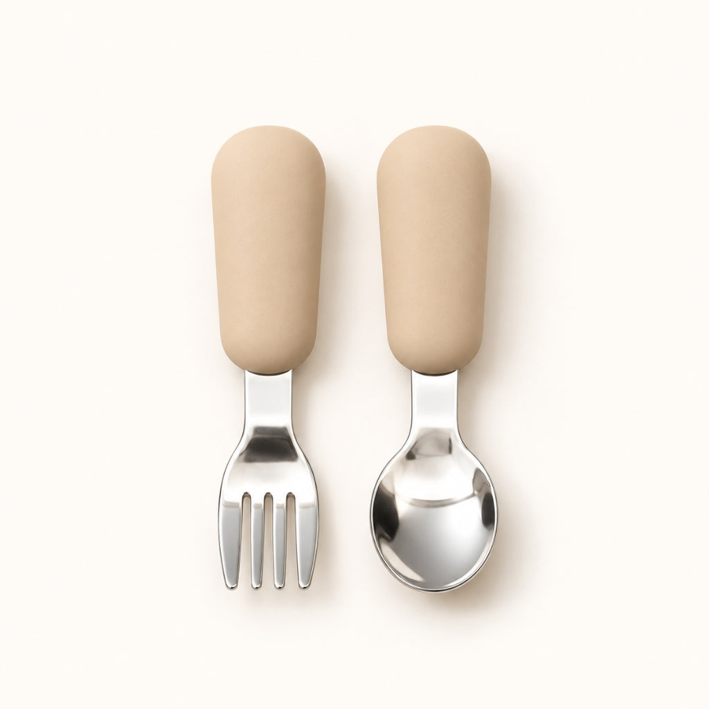 Couverts bébé inox et silicone Mini Gourmet beige sable, cuillère et fourchette