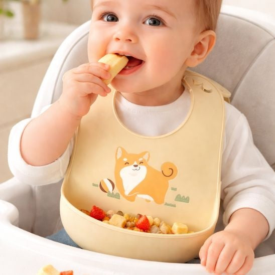 Détail fermeture réglable du bavoir imperméable en silicone sans BPA