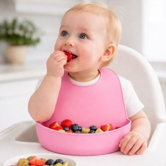 Détail col réglable du bavoir silicone imperméable pour nouveau-né