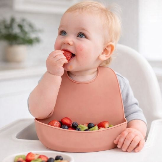 Bavoir silicone imperméable bleu porté pendant le repas