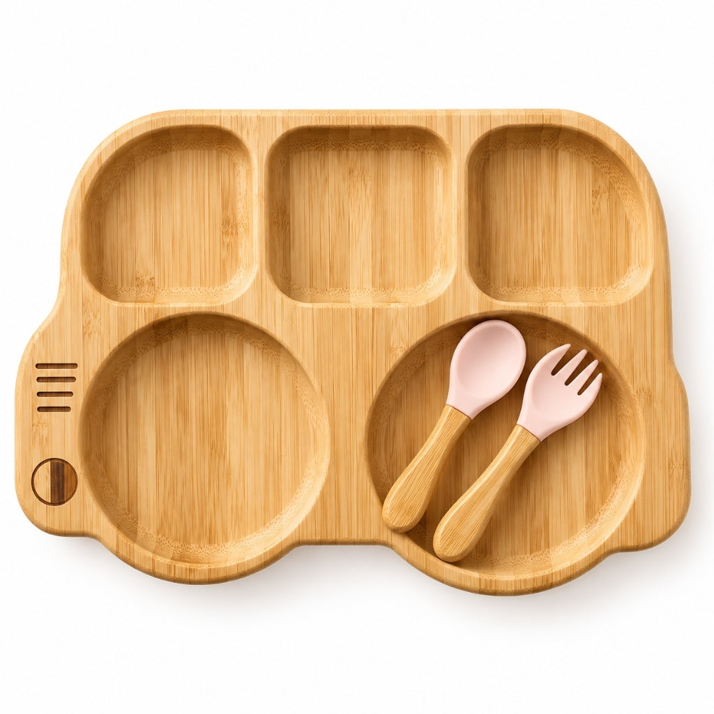 Assiette bambou bébé voiture avec petite cuillère et fourchette pêche posées dans une roue