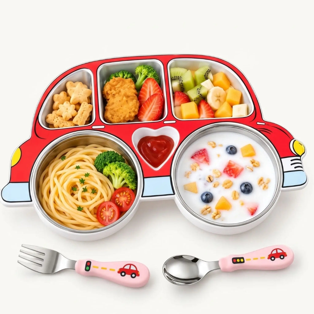 Assiette enfant en inox avec compartiment en forme de voiture rouge, garnie de pâtes, fruits et céréales, avec fourchette et cuillère