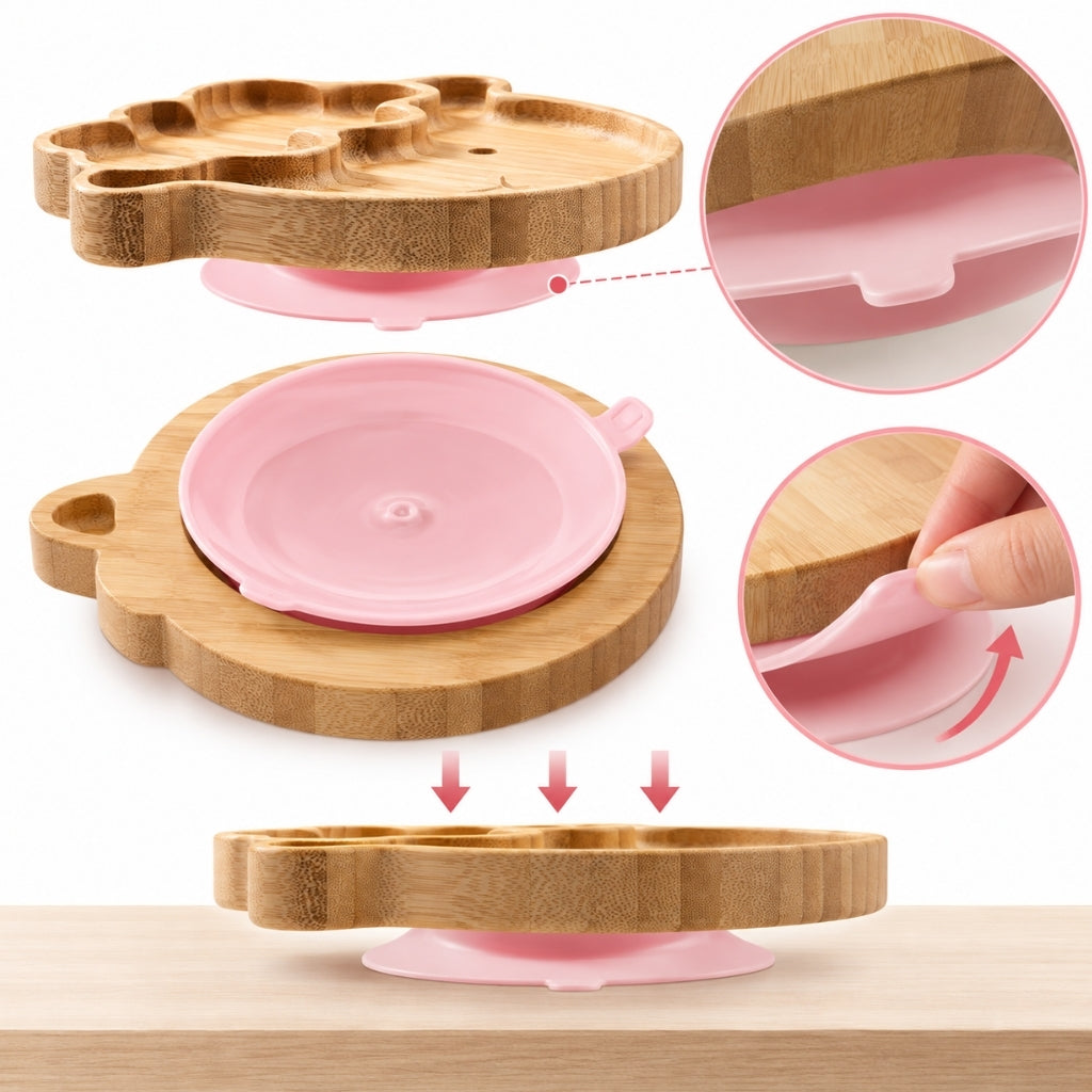 Détail de la base ventouse rose amovible sous l'assiette en bambou, avec sa languette pour la décoller