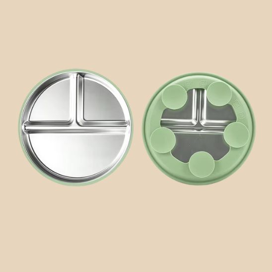 Assiette en inox enfant avec ventouse fixée sur plateau de chaise haute