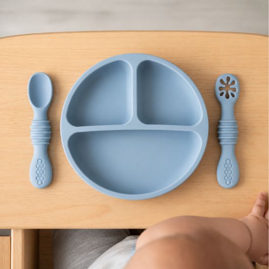 Assiette ventouse bébé coloris bleu à compartiments avec cuillère et fourchette assorties, vue de dessus sur