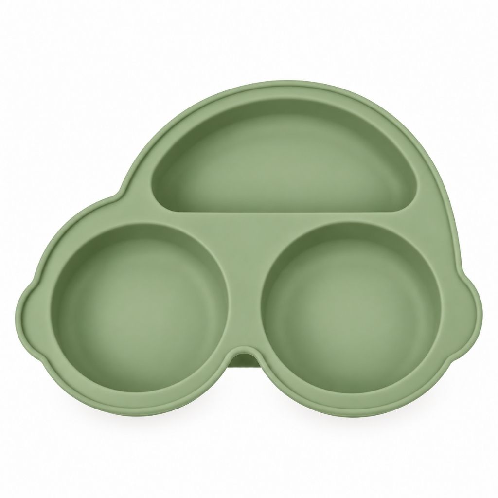 Assiette compartimentée bébé en silicone vert sauge en forme de voiture