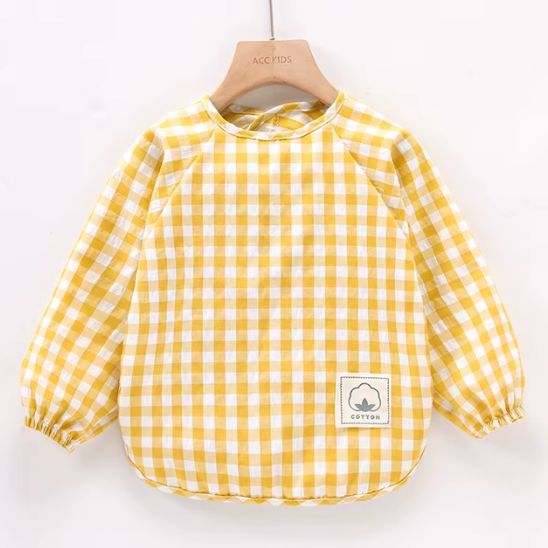 Bavoir bébé imperméable en coton bio gris porté par bébé à table