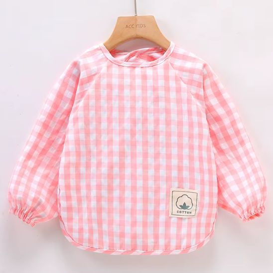 Bavoir bébé imperméable en coton bio rouge protégeant les vêtements pendant le repas