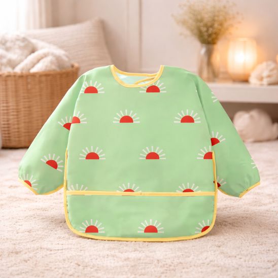 Bavoir bébé manche longue imperméable porté par bébé pendant le repas