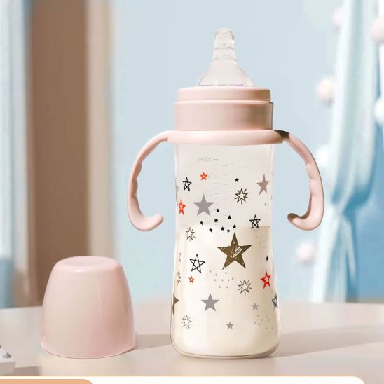 Biberon étoile d’amour rose Bébé-Miam en utilisation quotidienne