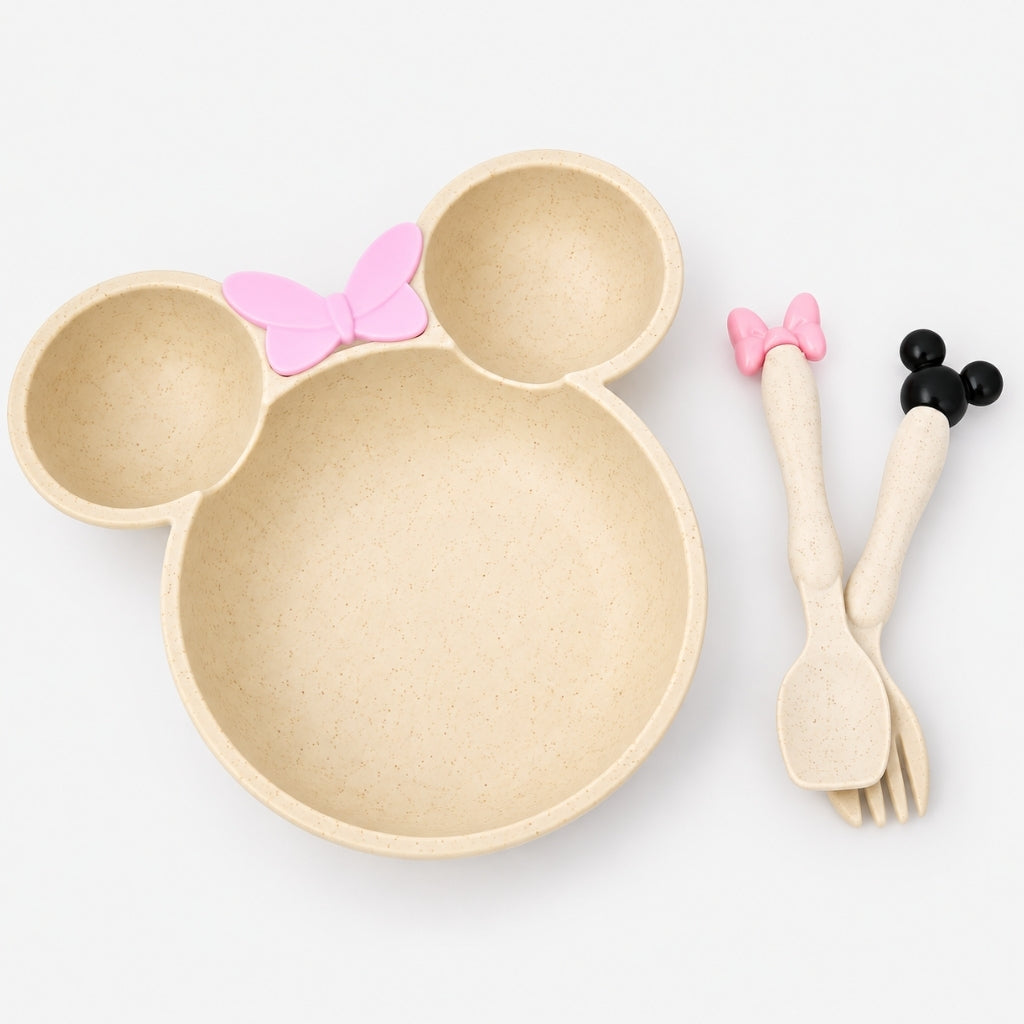 Couvert et assiette pour bébé beige, fourchette et cuillère posées à côté de l'assiette