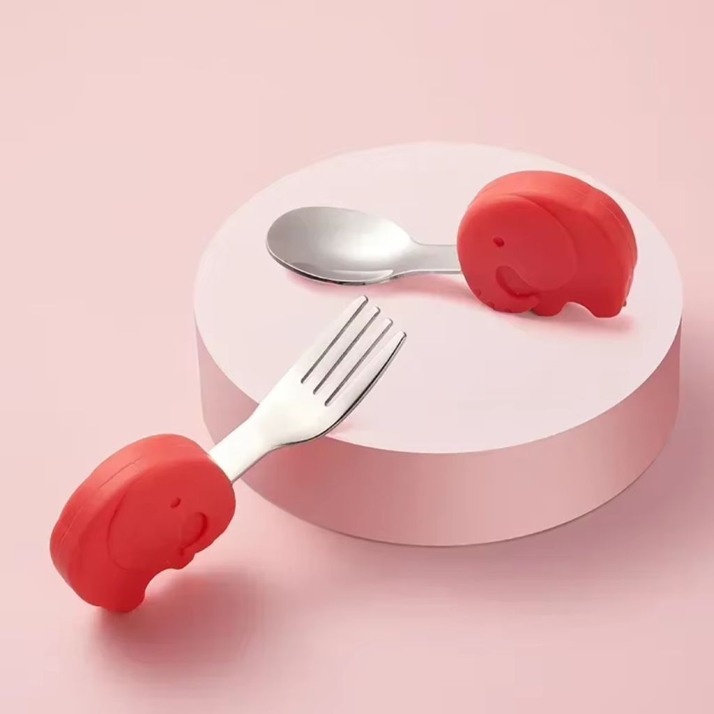 : Fourchette bébé stainless rouge avec manche silicone souple – Spot Bébé