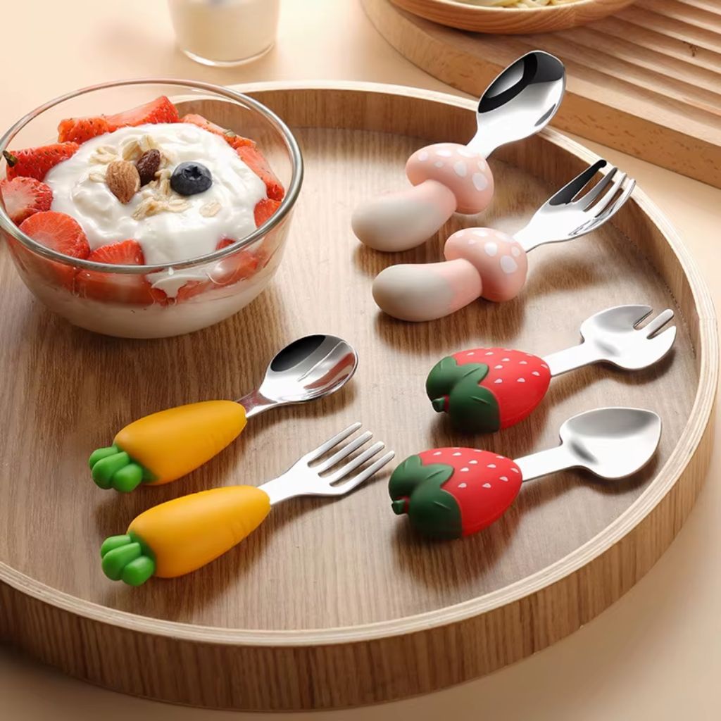 Set de couverts fraise pour bebe avec cuillère et fourchette