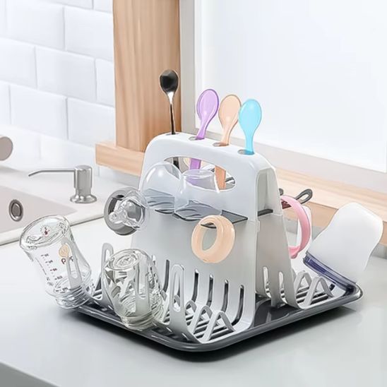 Egouttoir biberon pliable avec 8 biberons en séchage dans une cuisine organisée