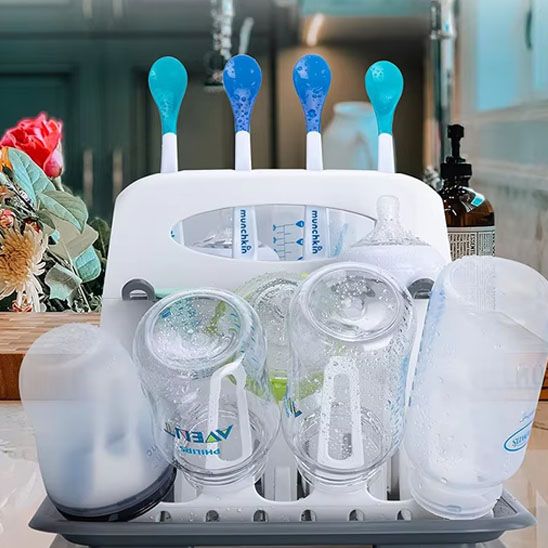Egouttoir biberon bébé avec bac récupérateur d’eau pour un plan de travail propre