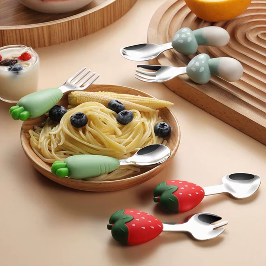 Fourchette bébé en inox avec poignée fraise silicone