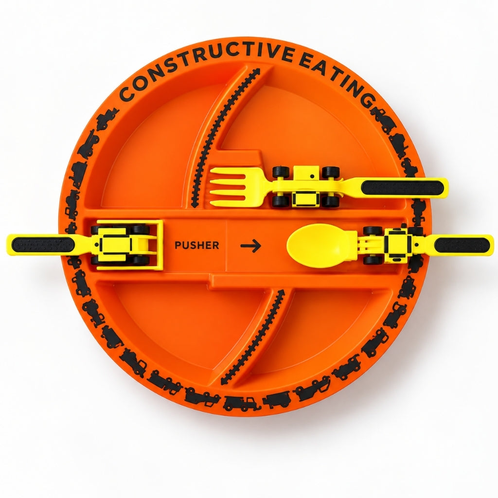 Assiette enfant orange avec fourchette pelleteuse, cuillère chargeuse et pousseur bulldozer rangés dans leurs emplacements