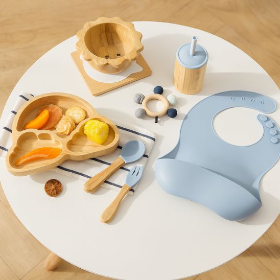 Bavoir etanche bleu silicone souple avec poche recuperatrice pour bebe