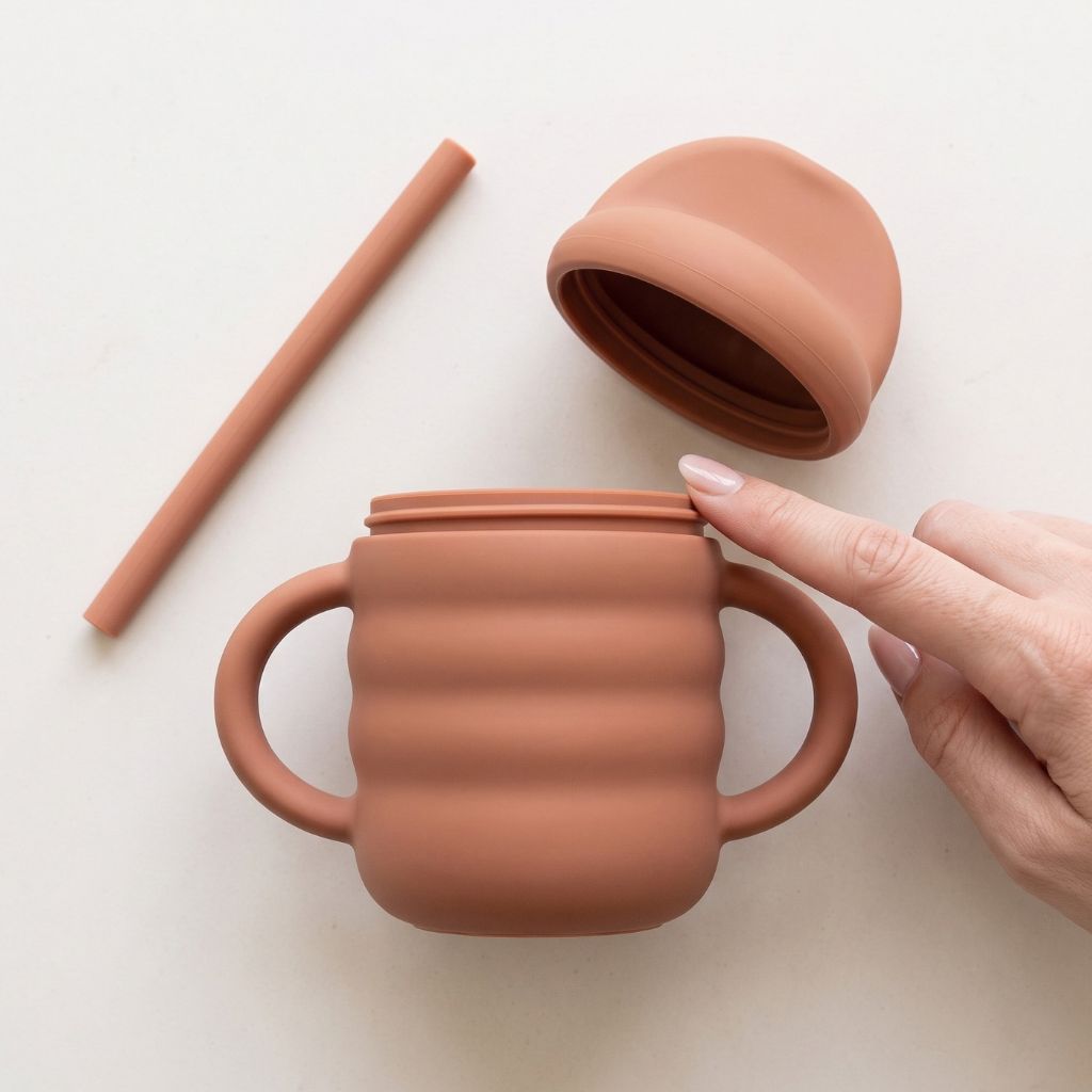 Tasse d'apprentissage bébé démontée avec paille et couvercle amovibles