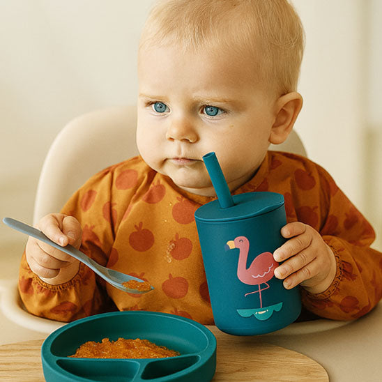 moment d’hydratation avec un verre bebe silicone